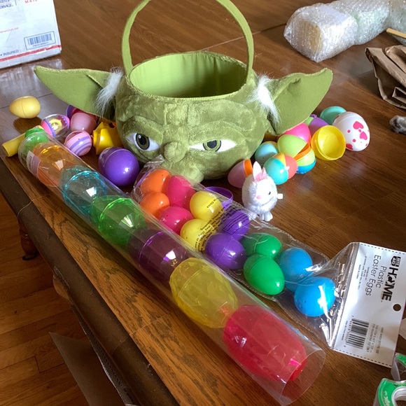 Yoda Easter Egg Basket with used and New plastic Eggs - Picture 4 of 5